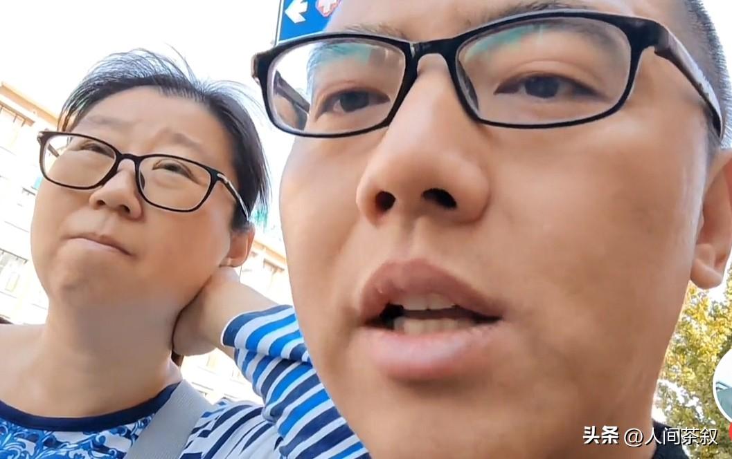 忧忧陪大连小姐姐给妈妈办理出院了，78岁的妈妈做了大手术，终于康复可以出院了，看