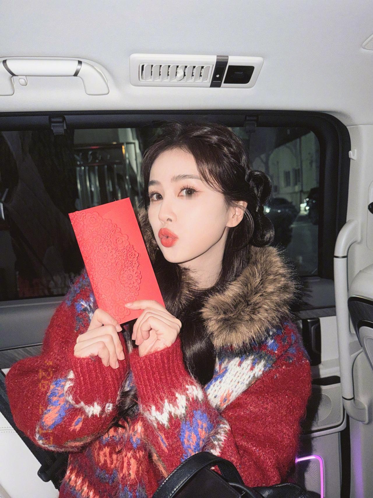 沙溢给白鹿发了多少压岁钱？
要我说，这不是重点，
重点是...

沙溢给白鹿发红