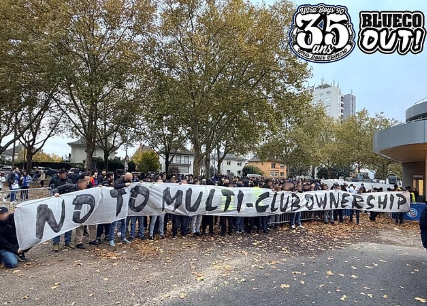 【不满主帅赛季中被挖，白学堡球迷将继续上街抗议切尔西母公司】据《邮报》报道，因不