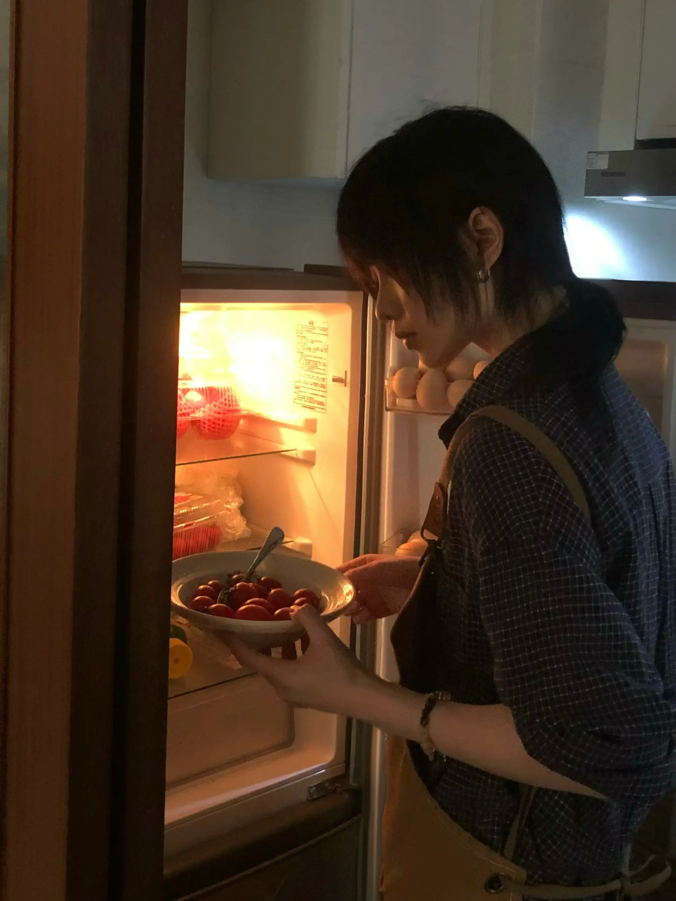 因为不确定 所以一直在等你主动 如果你向我迈一步 那我就朝你迈两步
