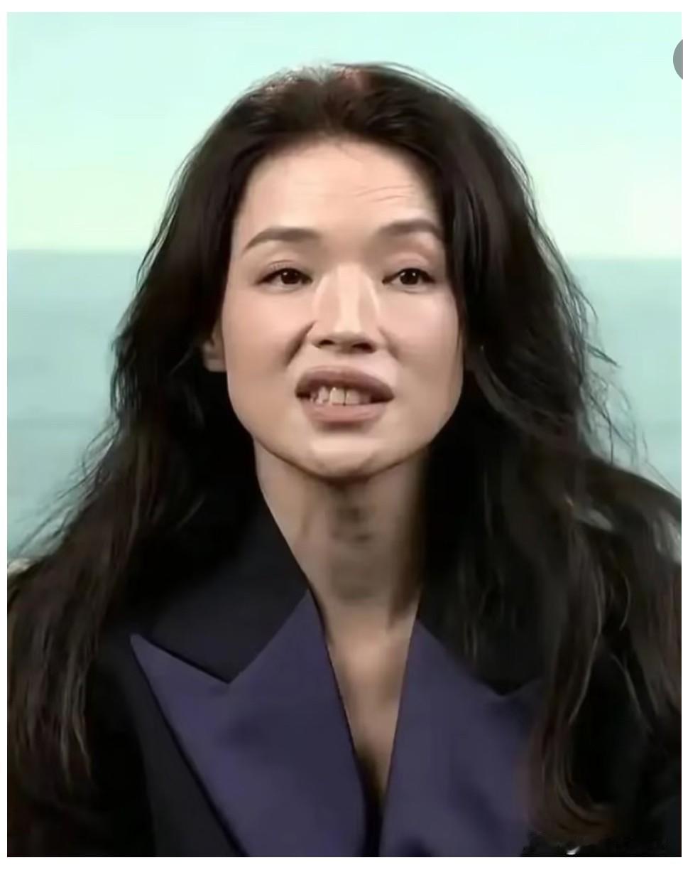 舒淇50岁了。她以评审会主席的身份出席北影的项目路演终审，没有烈焰红唇的盛装打扮