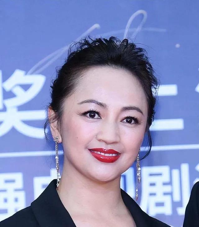 不愧是娱乐圈最低调温婉的老板娘，成功打败金巧巧的女人！37岁嫁入豪门，42岁高龄