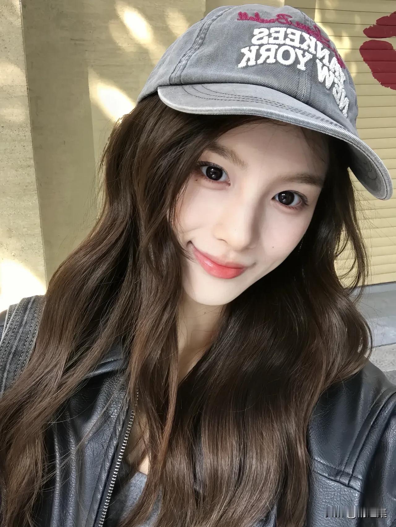 笑靥如花映日红。