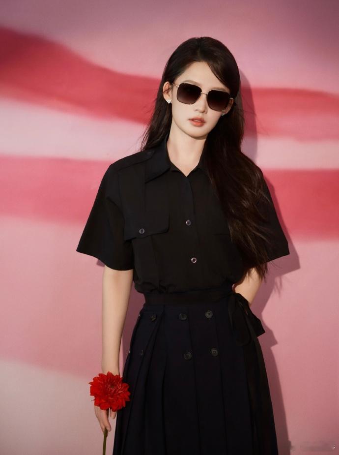 李沁Prada彩色拼接衬衫裙 李沁Prada彩色拼接衬衫裙真的是非常的不错的呀，