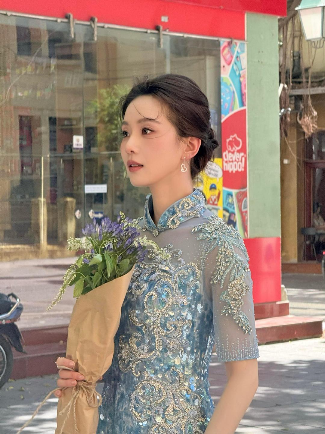 刘诗诗现身越南参加活动 ，身穿LOOLAYY旗袍改良新中式礼服，佩戴Qeelin