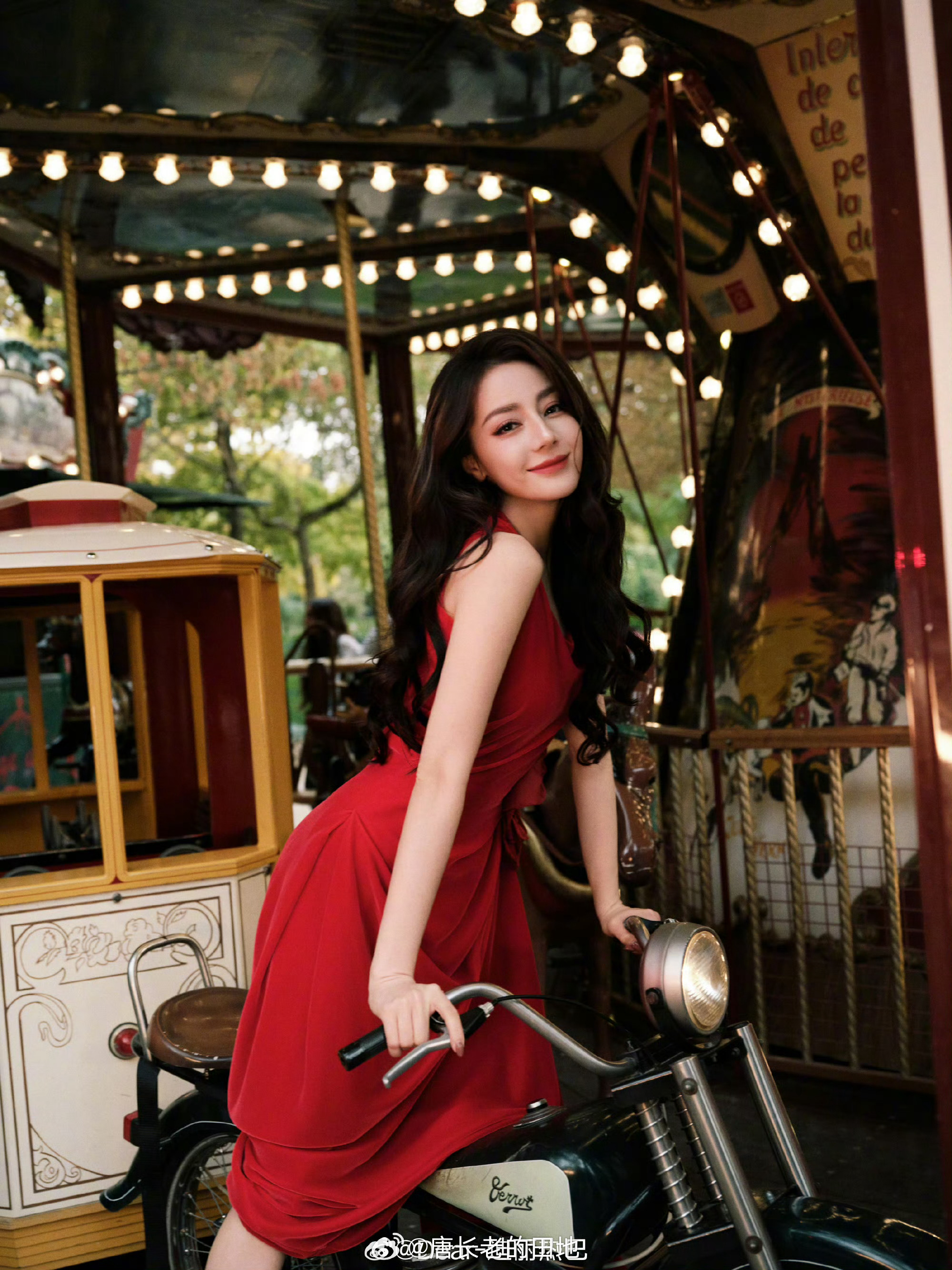迪丽热巴Dior大秀巴黎外景明艳大美人～迪丽热巴 明艳美人 ​​​