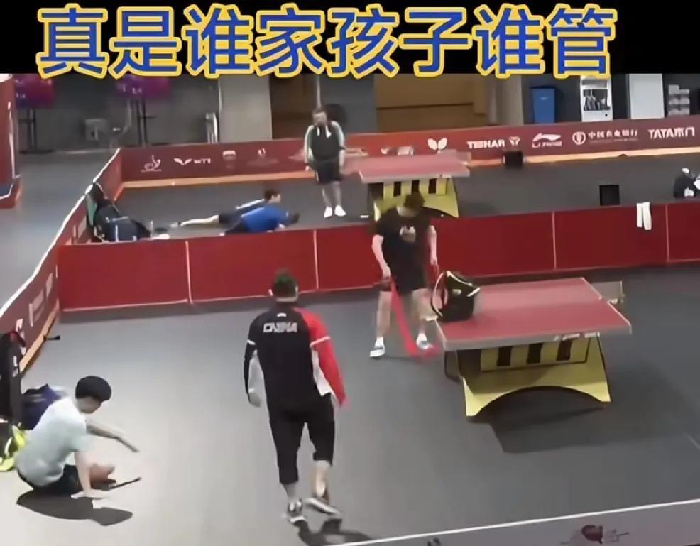 在梁靖崑这里志强教练真的是又当爹又当妈呀。
早期让甜甜每天读报纸，
很难想象没有