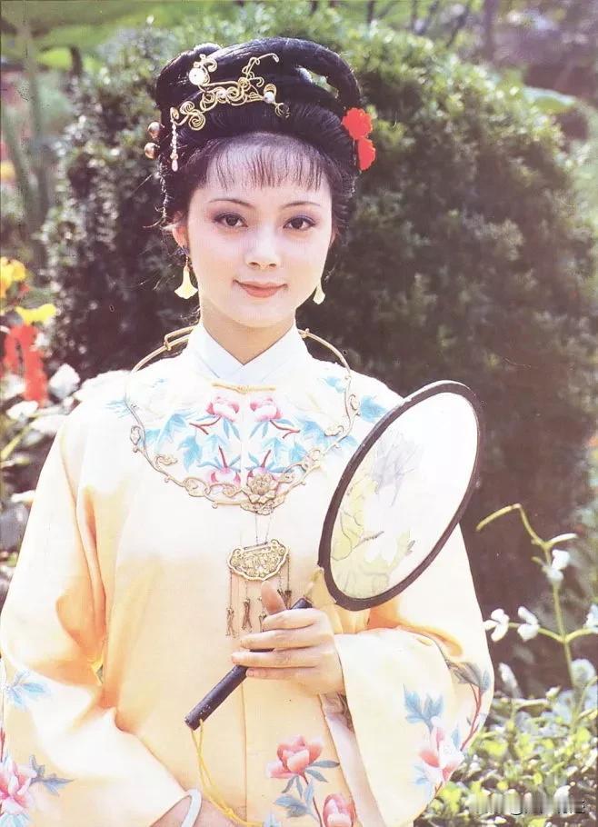 宝姐姐张莉的美，就像一朵圣洁的黄牡丹，艳而不妖，矜持高贵，只可远观不可亵玩。
如