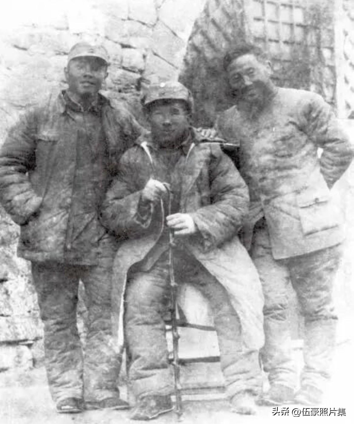 1938 年11 月25 日，李公朴和艾思奇看望高士其，图为高士其（中）与李公朴