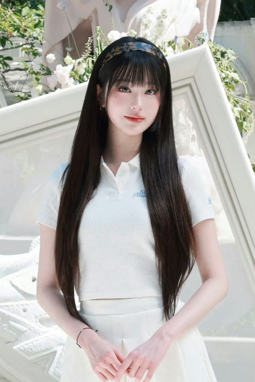 张元英上海活动饭拍出图，一身纯白Look简约清爽，今天是长发公主👸 ​​​