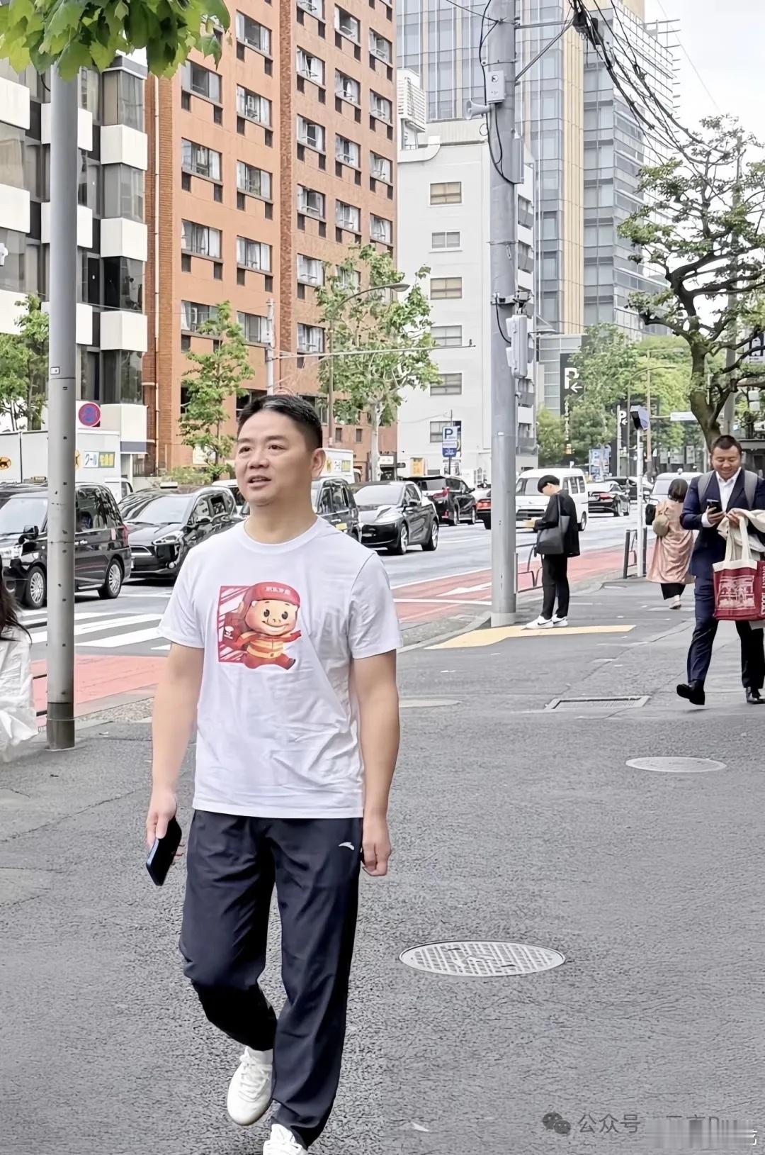 刘强东去东京都不忘推广京东外卖[嘻嘻]京东外卖 ​​​