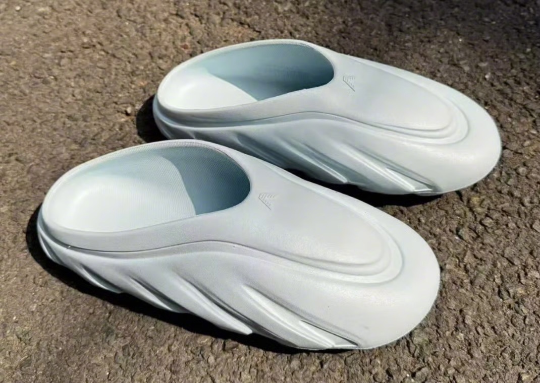 adidas AE Mule华子的AE签名线的穆勒拖鞋，侧面三道杠纹理切割，后跟