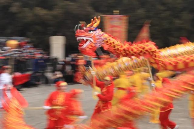 二月二
（诗）
农历时节二月二，
俗称新年龙抬头。
家家户户顶门棍，
粗细匀称味