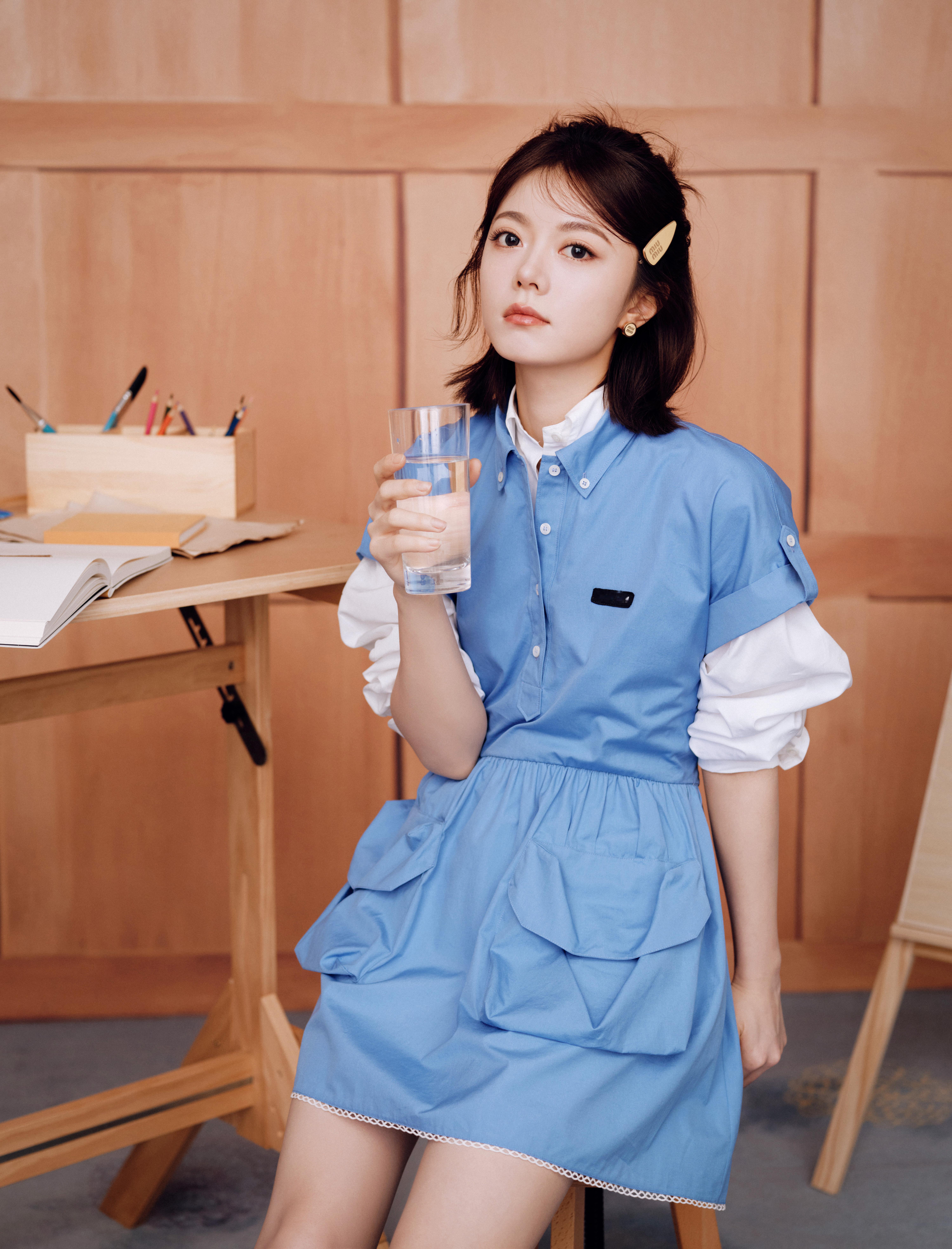 赵今麦今日出席Miu Miu品牌线下活动，身着26春夏系列连身裙搭配品牌手袋亮相