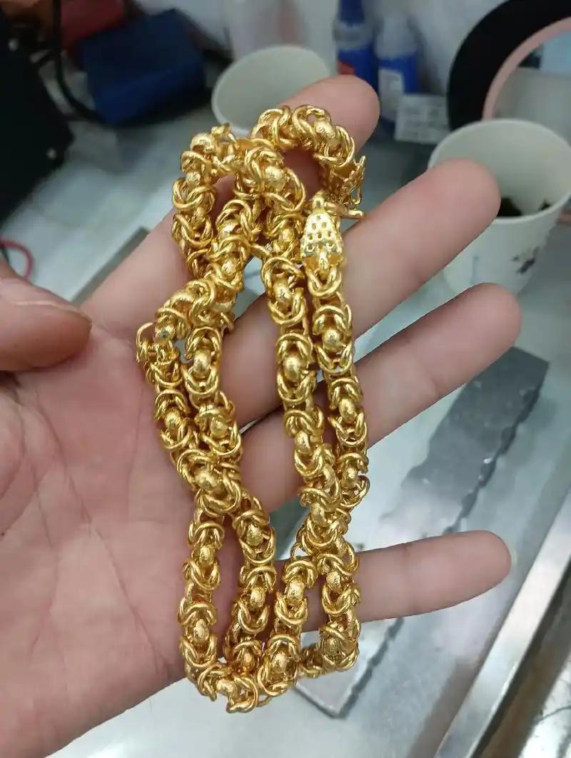 黄金价格确实像个飘忽不定的影子，让人难以捉摸。它可是投资界的“老网红”，在金融市