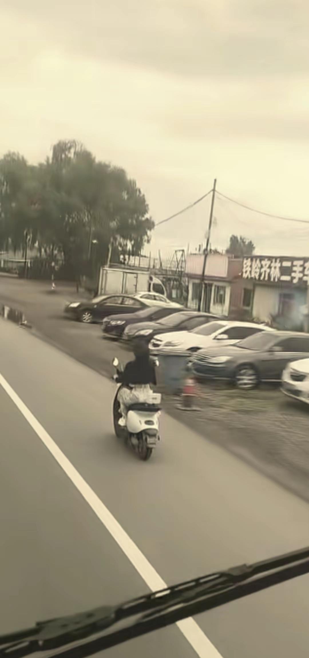 电动车摩托车出行安全驾驶文明骑行 电动车公路