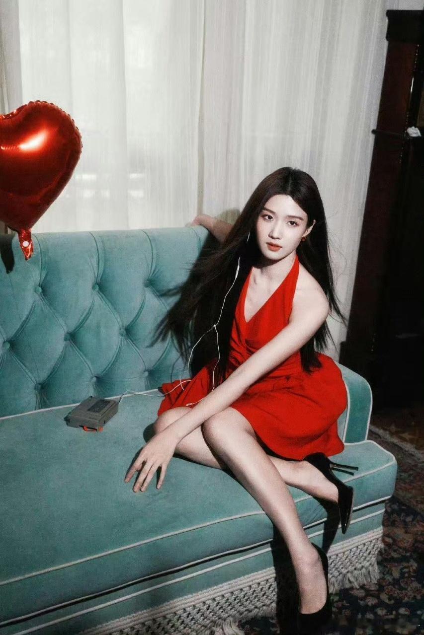 娱乐[超话]卢昱晓港式复古玫瑰红裙 卢昱晓复古红裙搭黑长直，美鼠谁了！卢昱晓黑长
