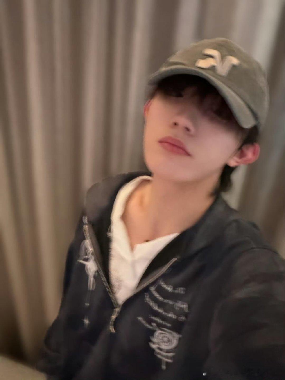 苏新皓高会晒自拍苏新皓我好喜欢今天这件衣服苏新皓自拍帅晕！高会福利拉满，模糊都藏
