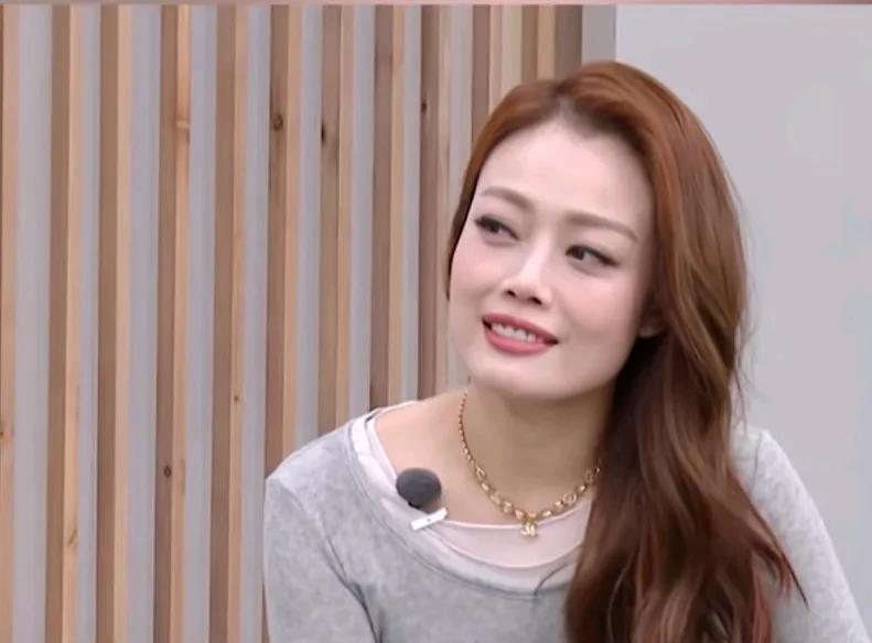 容祖儿现在应该是香港女歌手里最当红的，本身实力也不错，唱歌很好听，再加上英皇娱乐