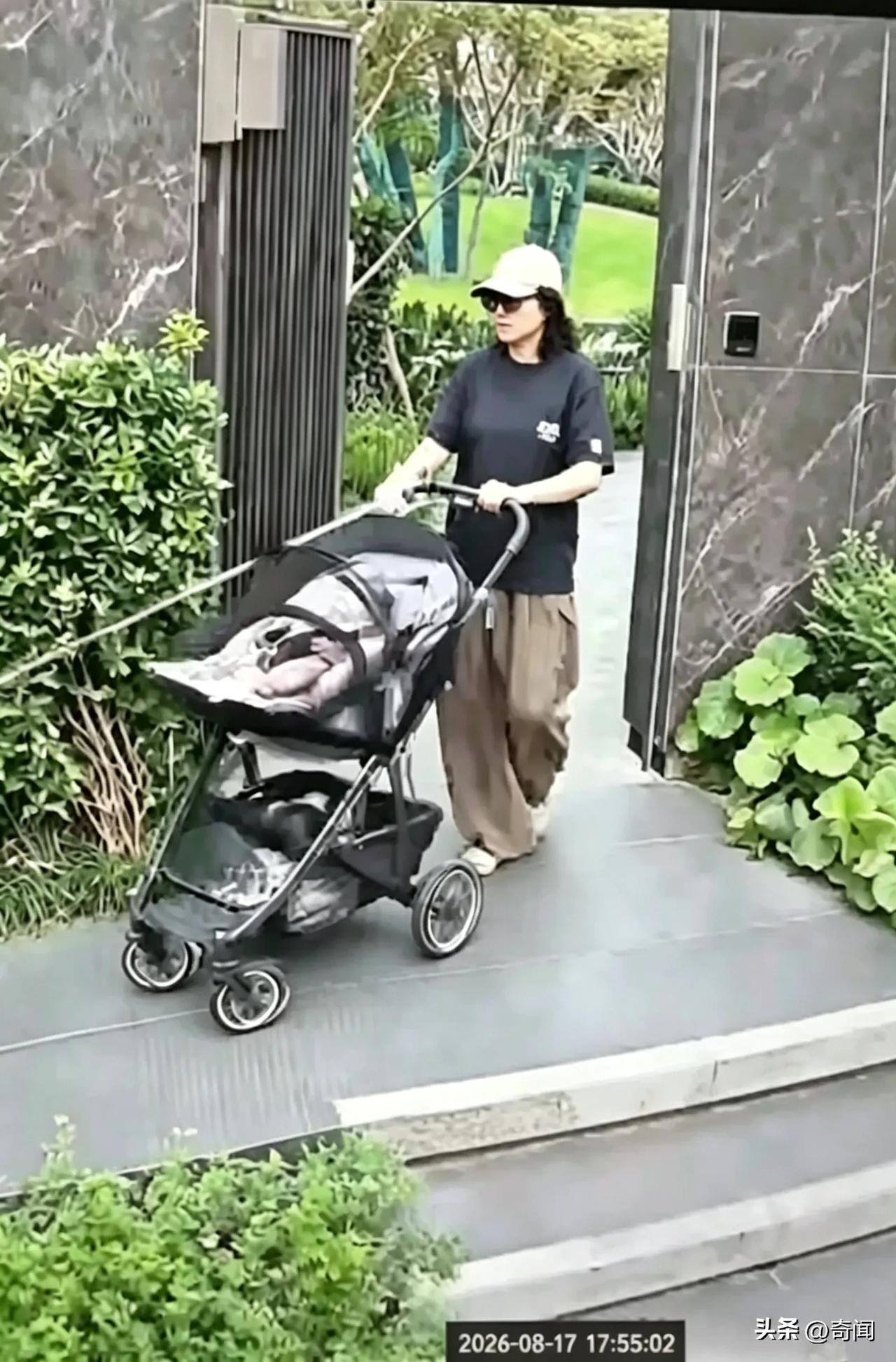 到底谁才是亲生的？网友们戏谑呐喊“要狗不要娃了？”，这是网传的一起小区门口的监控