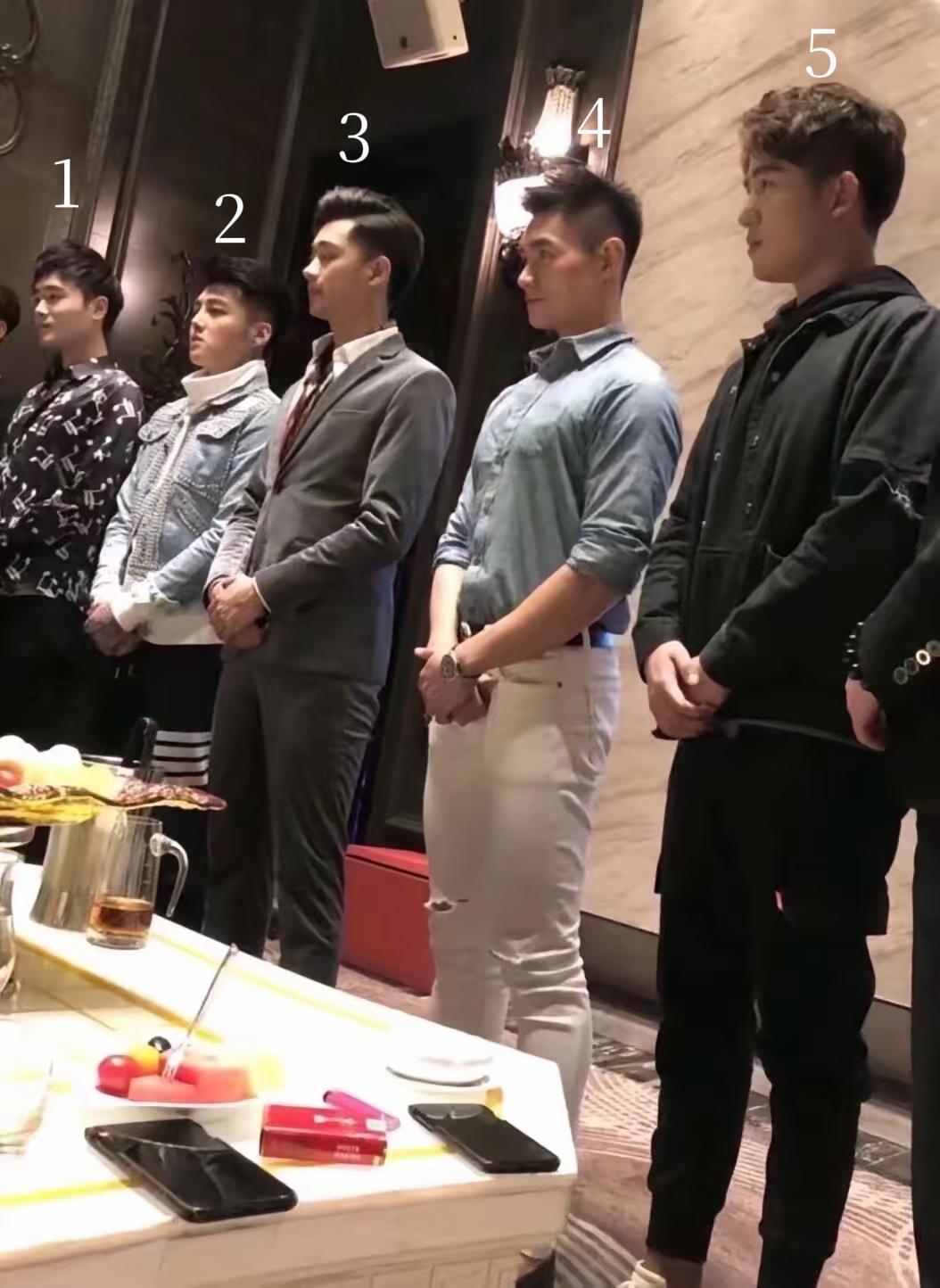姐妹们！假如你在相亲现场！你会选择哪个？[what]