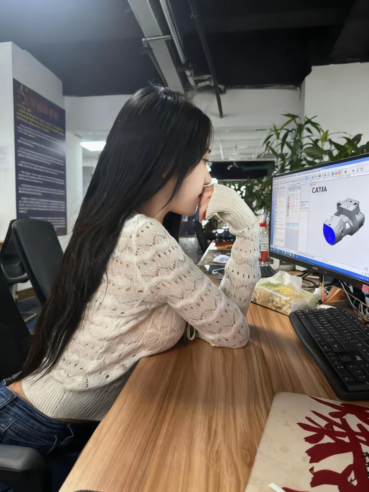 屏幕里的三维模型在慢慢成型，指尖敲出的不仅是代码和指令，更是对机械设计的热爱与专