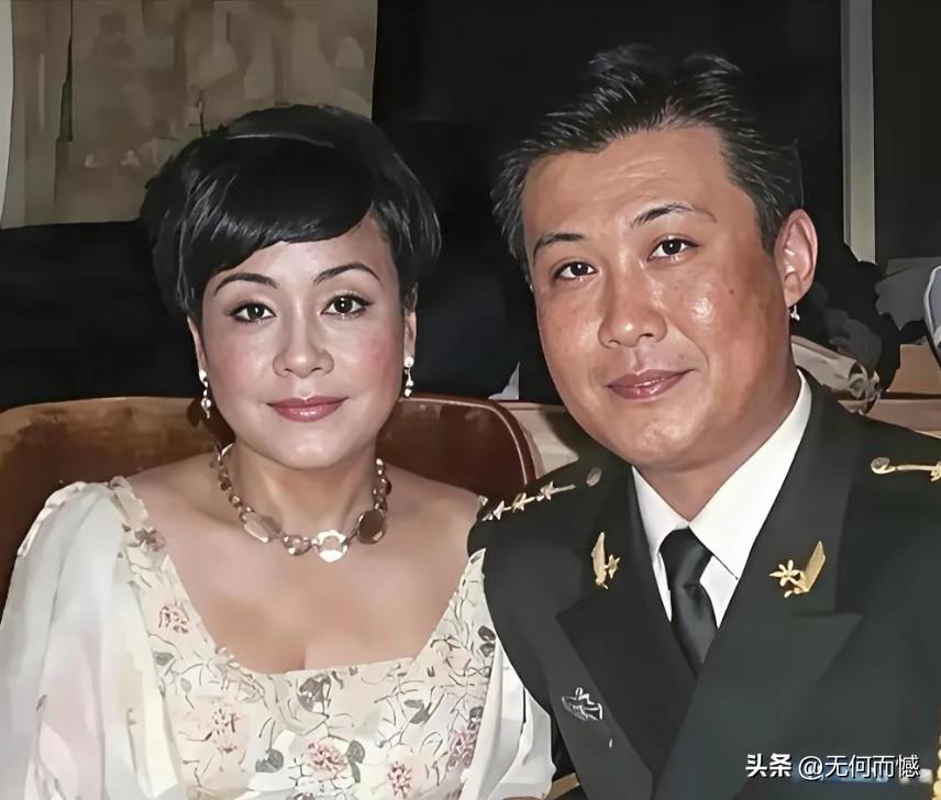 李谷一老师年轻的时候，大方稳重，十分漂亮，尤其是她的歌声，在某种程度上讲，相当于