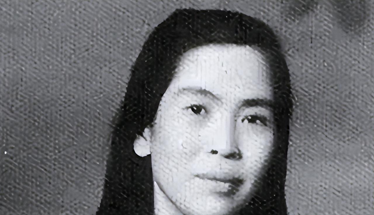 1929年，朱德和妻子在吃饭。突然，敌军踹门而入：“抓住朱德！”妻子灵机一动，抓