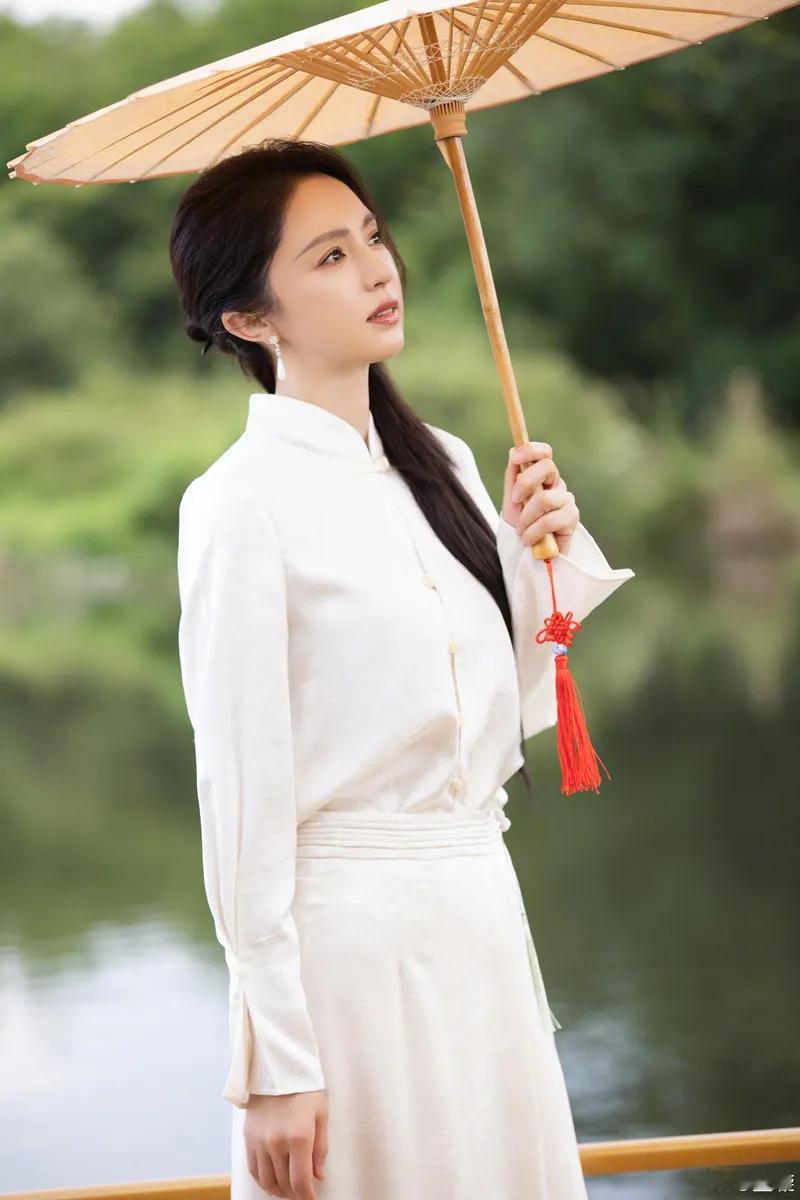 董璇母女出游氛围温馨 小酒窝笑容甜美灵动娇憨.董璇晒出与女儿小酒窝的私照。照片里