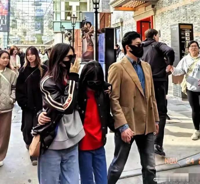 上海偶遇陆毅鲍蕾一家四口逛街 网友在上海偶遇陆毅鲍蕾一家四口逛街，陆毅找了个长得