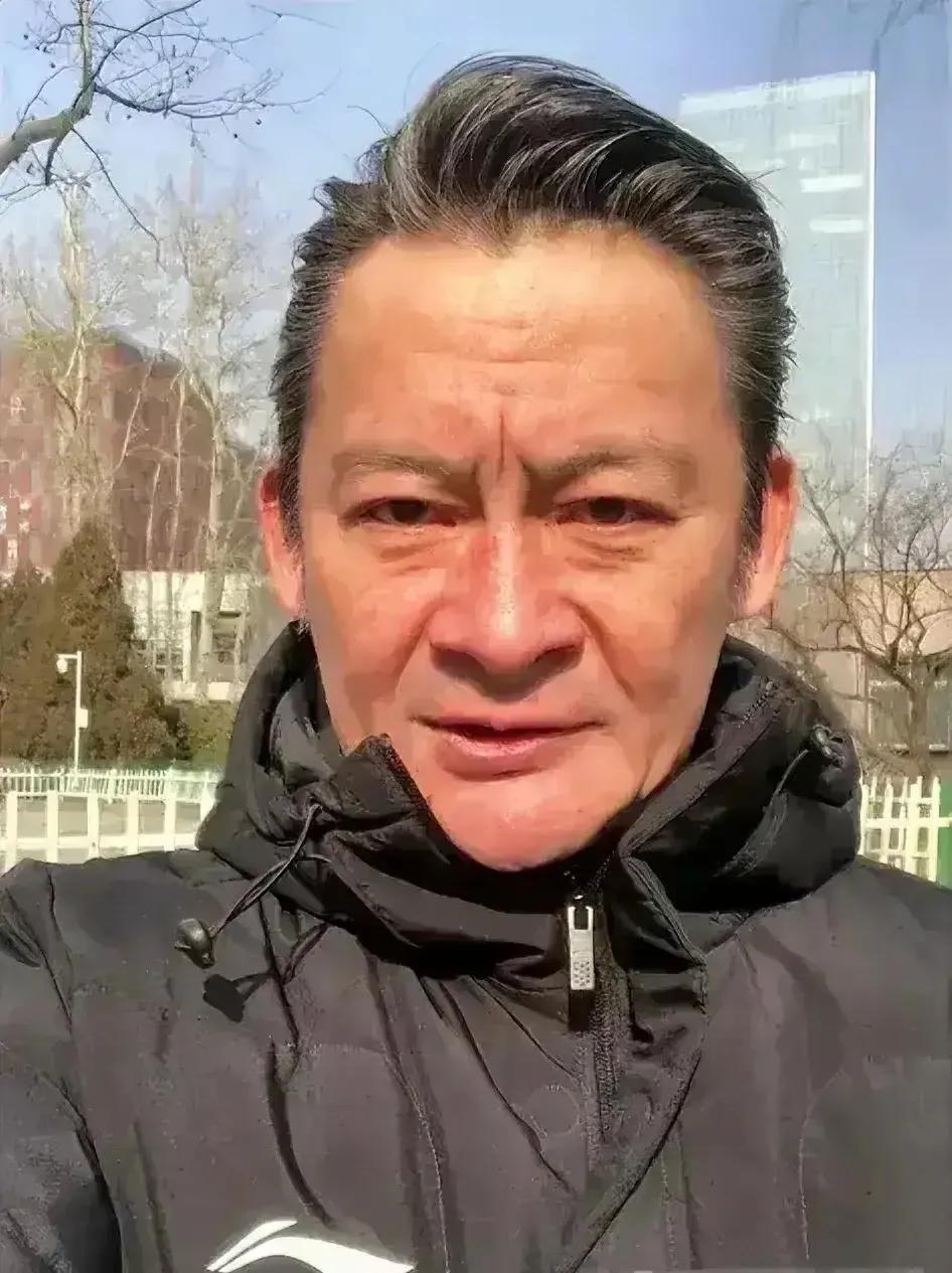 难以想象，这个饱经风霜的男士曾是风靡一时的顶级流量。与他相识的人至少都是80后。