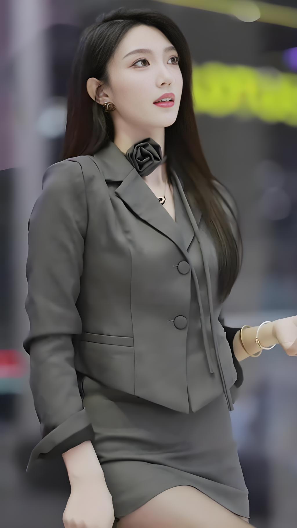 车模兰灵王最近挺受关注的。她的颜值和身材在车模圈里那都是相当能打，每次出现在车展