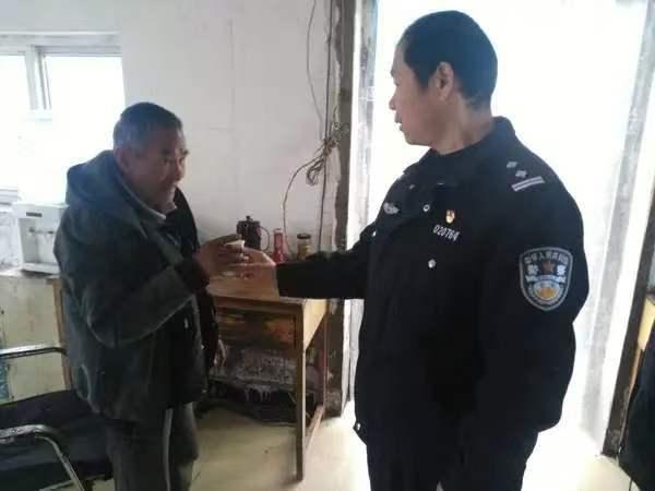 编剧都不敢这么写。内内蒙古赤峰，民警看到一位老人热晕在路边，赶紧去救。发现这老人