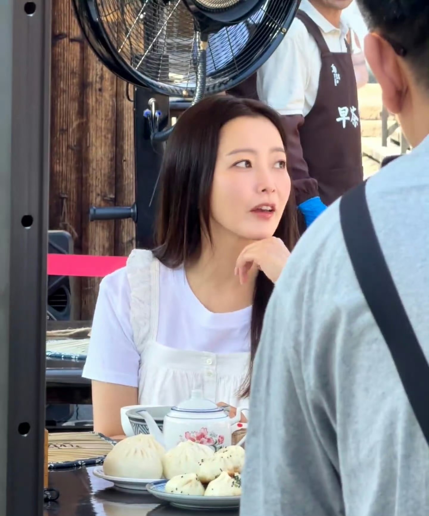 这个时节来江浙，这位姐姐，也不嫌热……..乌镇偶遇金喜善吃早茶