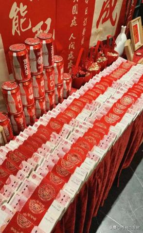 有人说中国基层一个月也就三四千的收入，怎么支撑得起动辄几十万彩礼的？
 这话真的