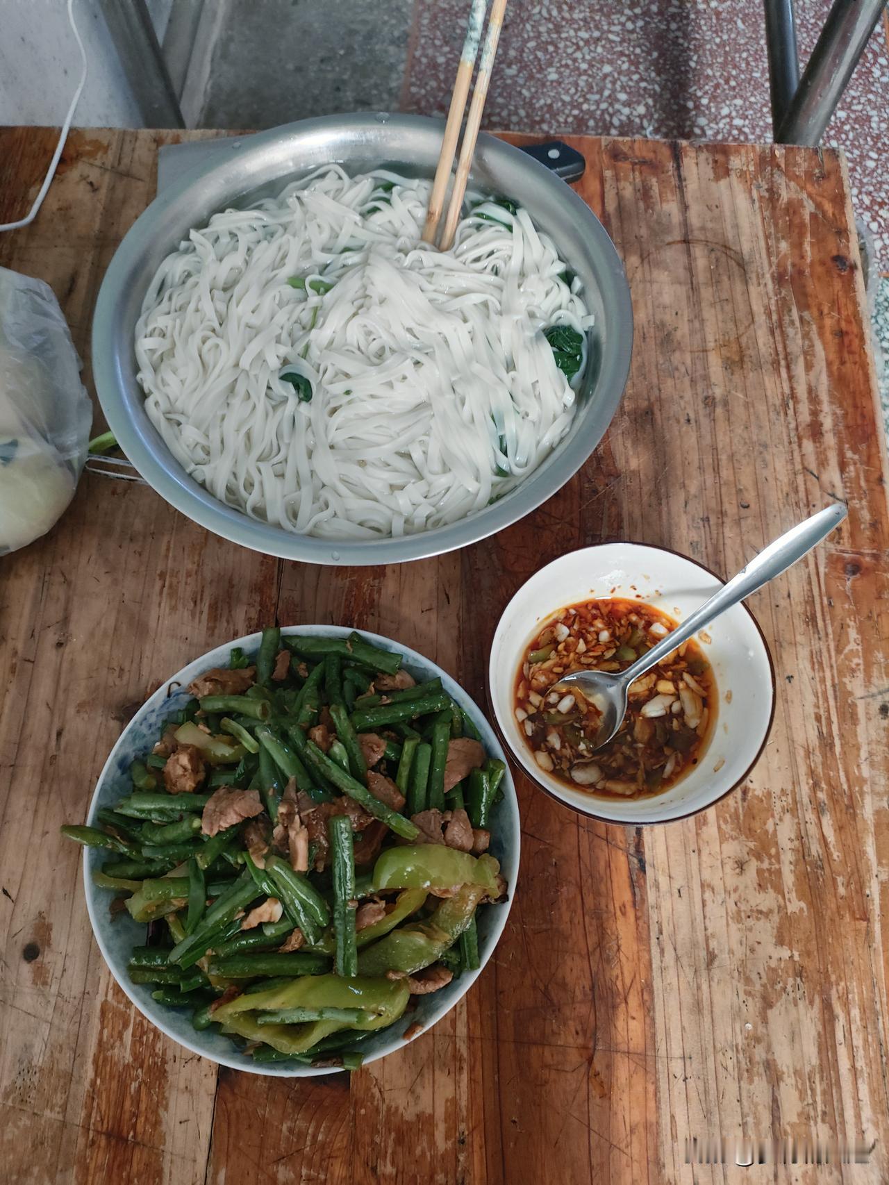 夏季河南人的美食
今天中午我做了凉面条，这也是我们家夏季最爱吃的家常饭。

今天