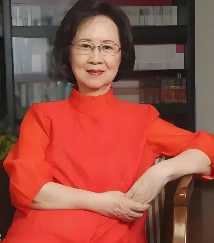 太残忍了，视爱情为生命的琼瑶，到最后才发现被利用。
 
琼瑶的母亲她老人家把平鑫