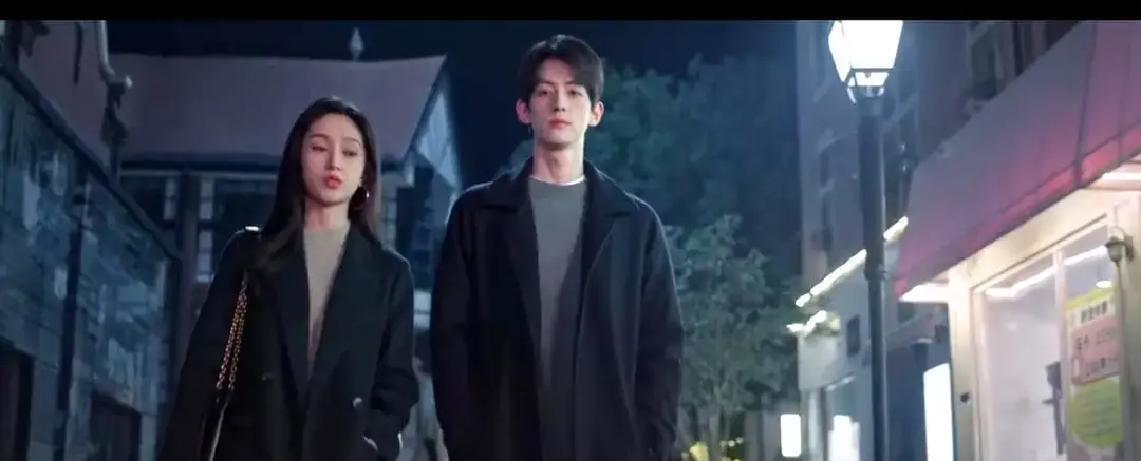 克丽丝一句“她单身，去追吧”弹幕炸出42万条
 
剧里她先表白被拒，转身就走，没