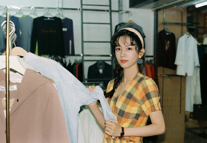 周也80年代的老照片80年代的周也 哇！周也80年代的老照片，复古夏晓兰 