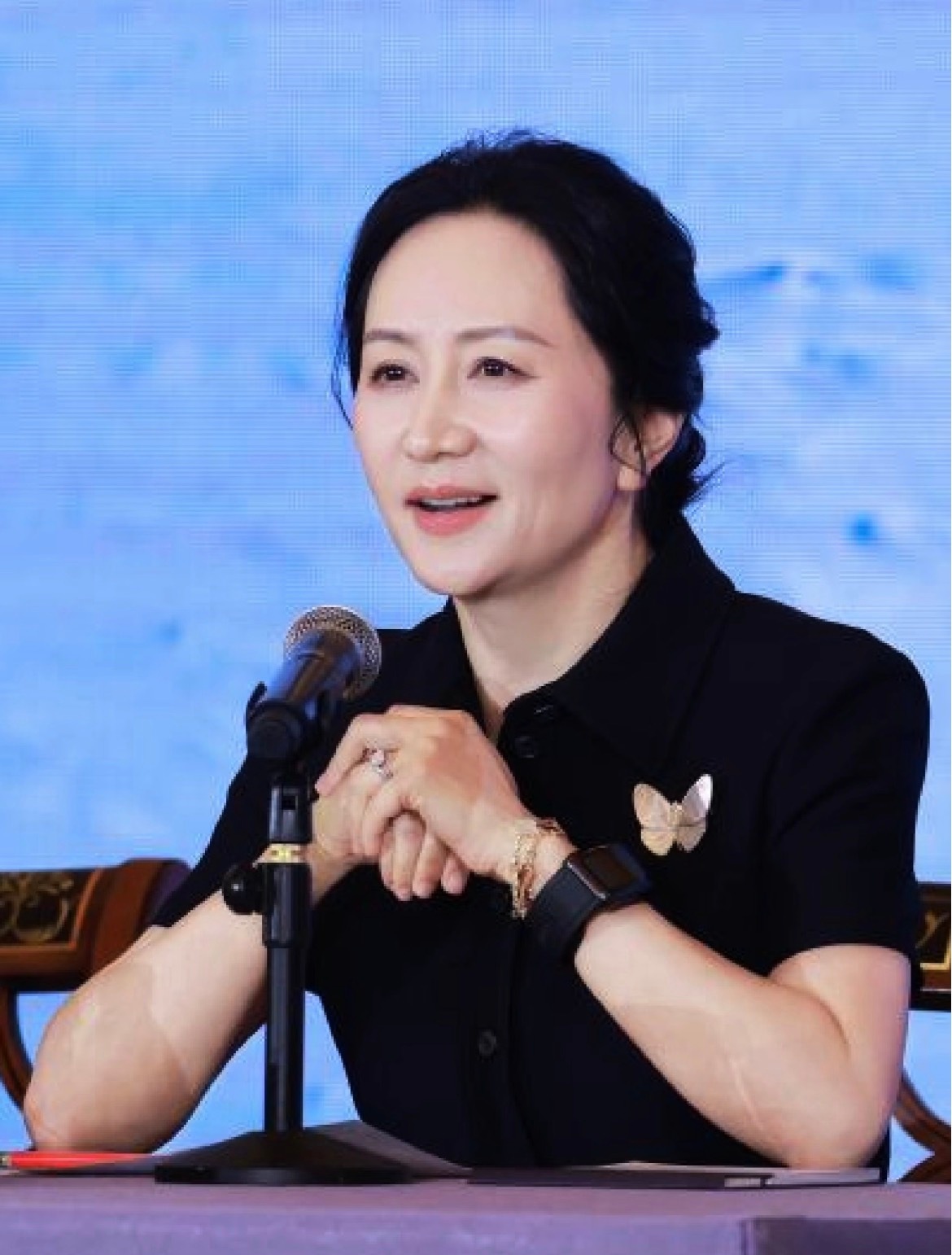 孟晚舟新年致辞谈华为2026战略前阵子去体验了 问 界 M 9 ，那个 智 慧 