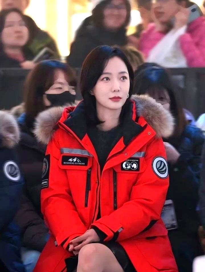 肉色丝袜，这个被年轻人打入冷宫的单品，竟然被王珞丹穿出了高级感。
你看她那套造型