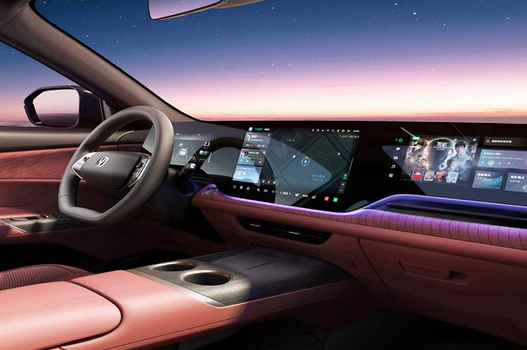 近日，长安发布了第四代CS75 PLUS的内饰官图，内饰采用红色为主的配色，豪华