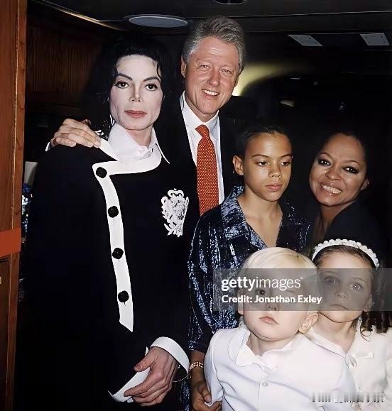 美国司法部新公布的爱泼斯坦萝莉岛文件中出现了一张克林顿与迈克尔·杰克逊和戴安娜·