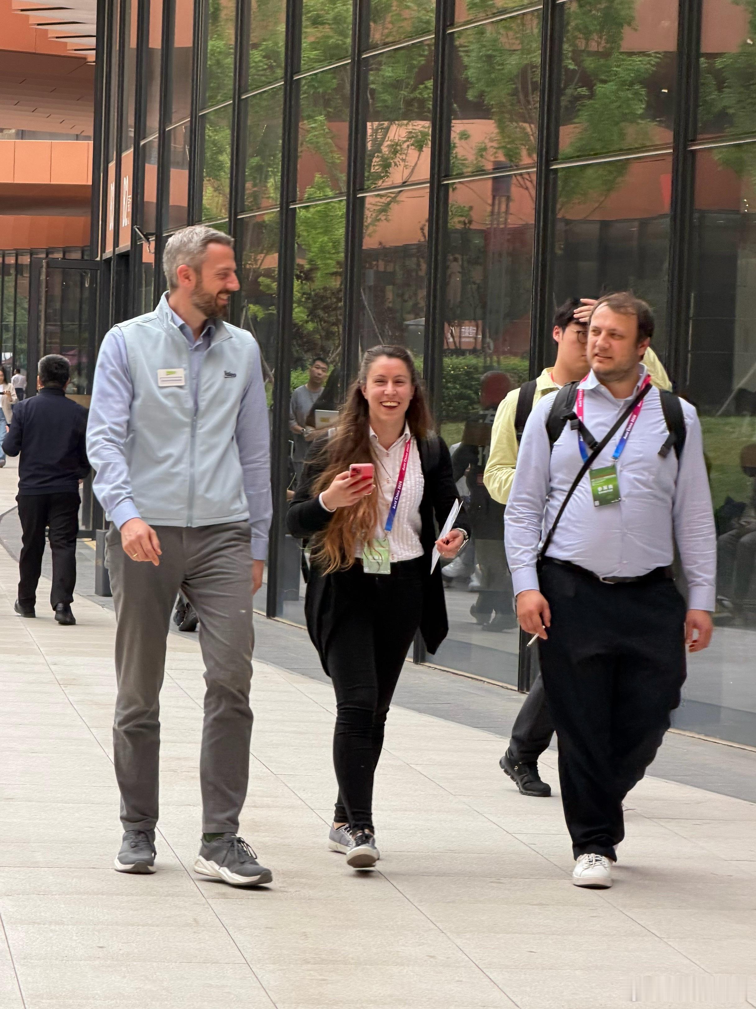 北京车展行程结束了，这次最大的感触，感觉多了很多国外媒体。把我们最前沿的新能源汽