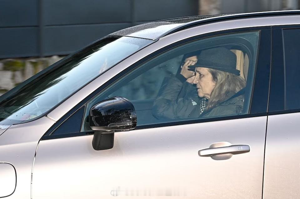 西班牙王室  1月16日，媒体拍到伊莲娜和女儿维多利亚离开Zarzuela王宫。