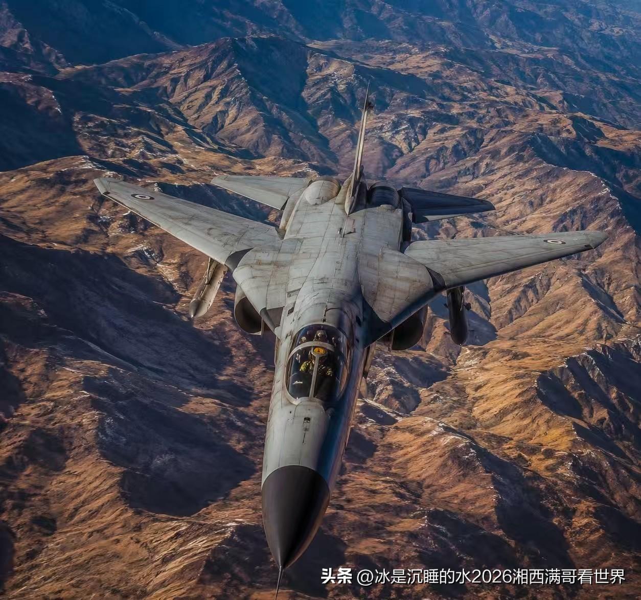 这款外形拉风的战斗轰炸机想必很多老军迷都认识，美帝空军当年的 小甜甜F-111“