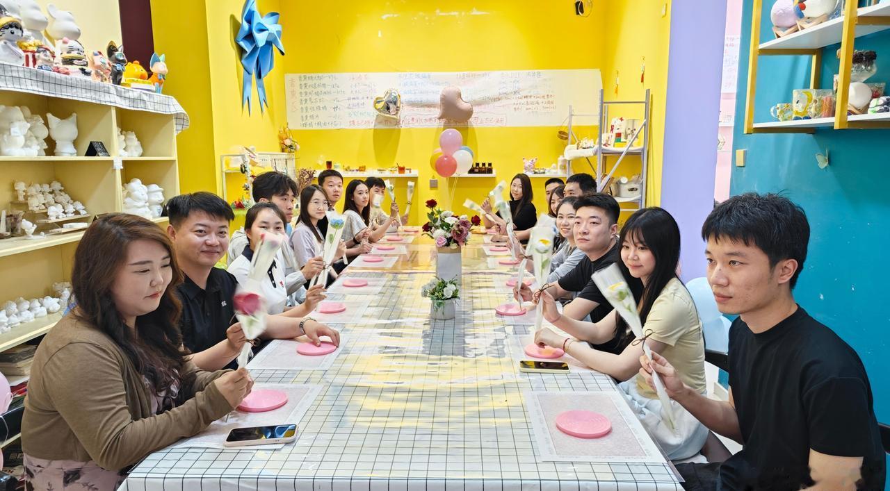 近日，秦皇岛西工务段团委联合秦皇岛铁路公安处组织开展青年交友联谊活动。活动现场设