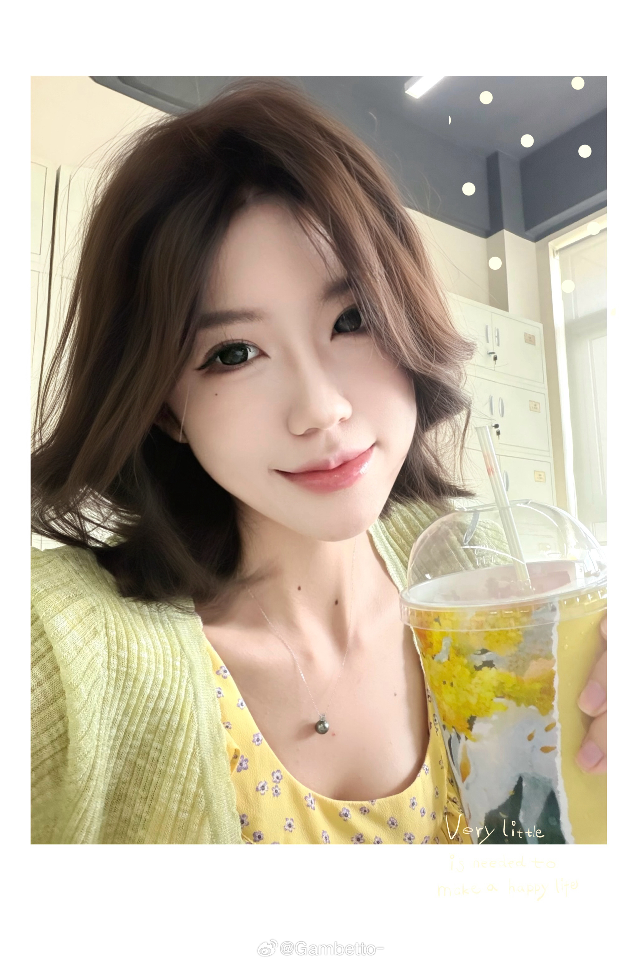 喝了一杯跟穿搭很配的咖啡