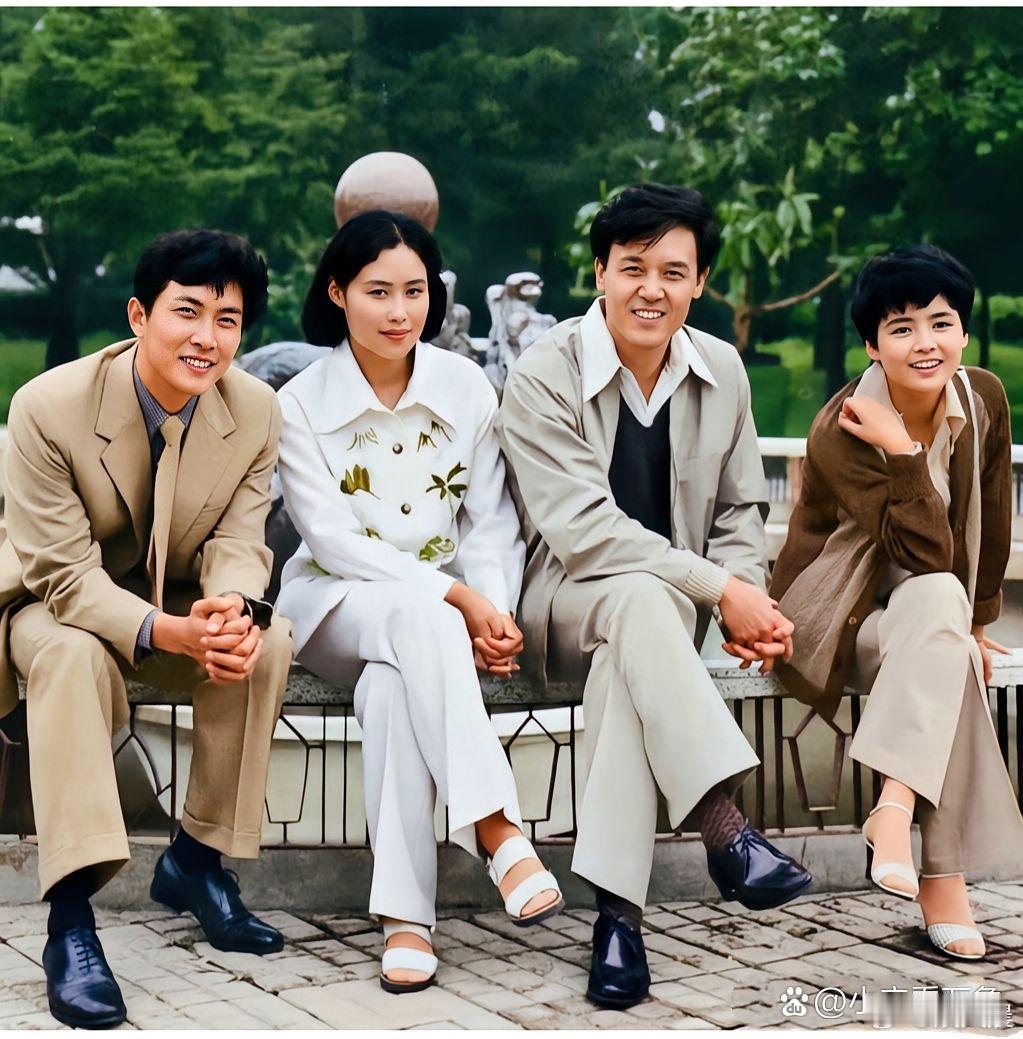 难得一见的珍贵老照片！1981年，唐国强、斯琴高娃、达式常、张瑜年轻时期同框合影