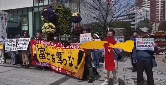 凌晨的富士山脚下本该一片静谧，却被一阵响亮的呐喊声彻底打破！数十名静冈县民众堵在